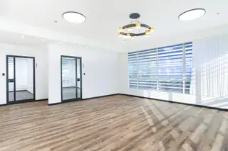 מסדרון קומת משרדים