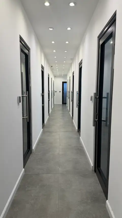 מסדרון המשרדים עם דלתות זכוכית ומנעולי קוד במגשימים 24