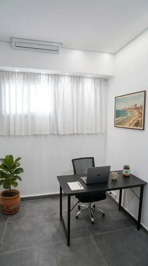 משרד ליחיד עם עמדת עבודה מול החלון במגשימים 24