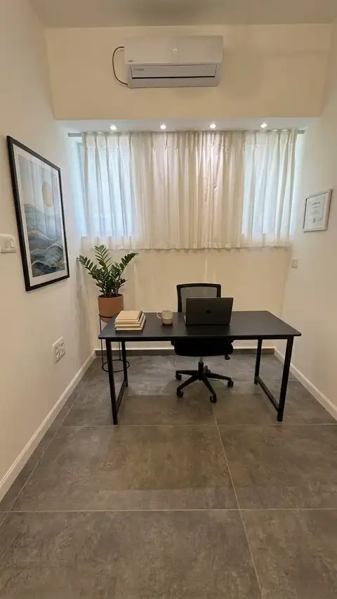 משרד פרטי מרוהט עם חלון ותאורה טבעית במגשימים 24