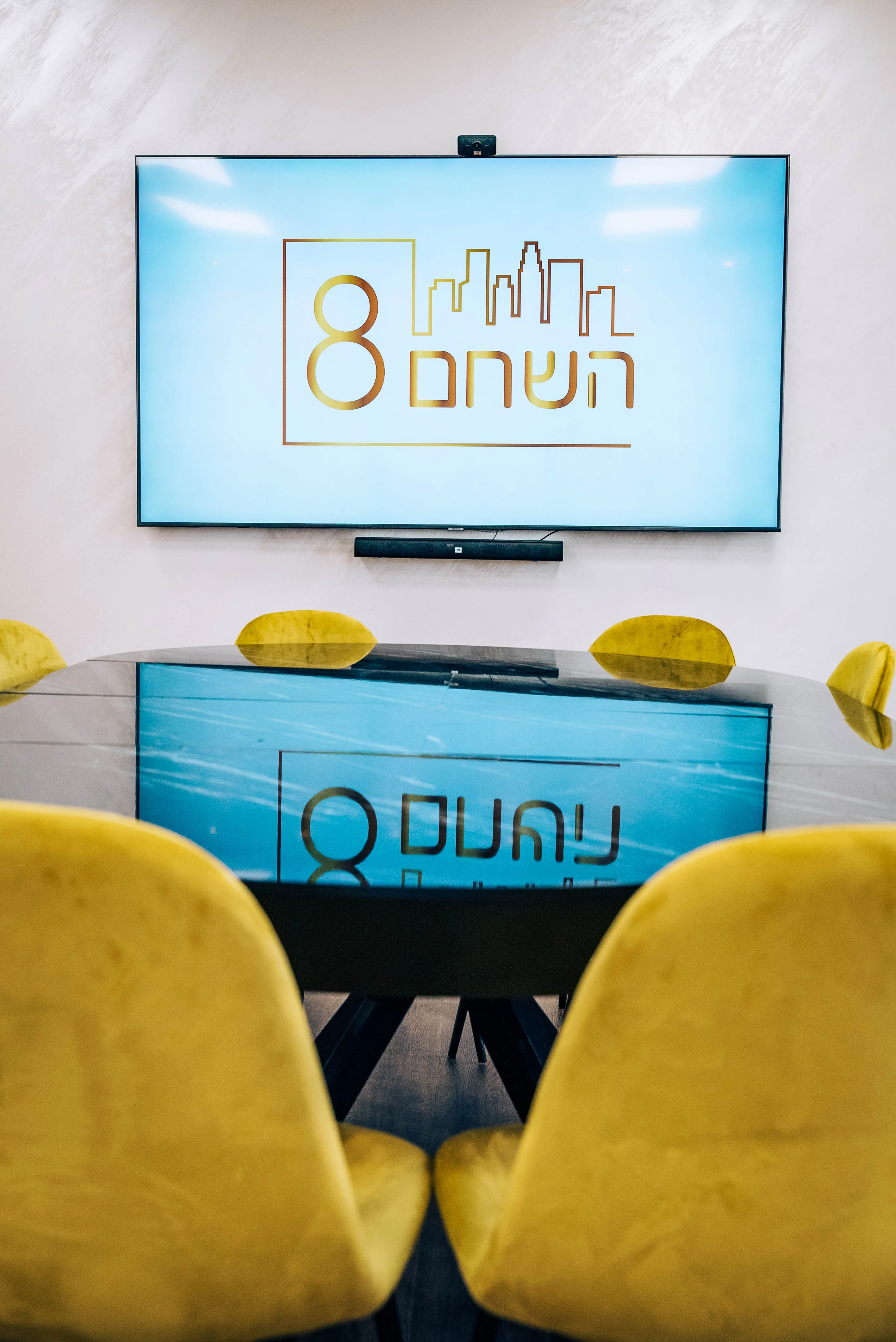 חדר ישיבות VIP עם שולחן עץ וכיסאות מרופדים