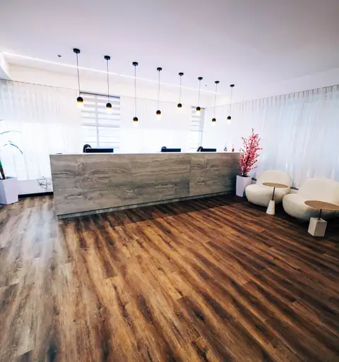 עמדת הקבלה בקומת הכניסה של שחם 8