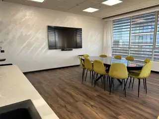שולחן הישיבות עם נוף למגדלי ב.ס.ר